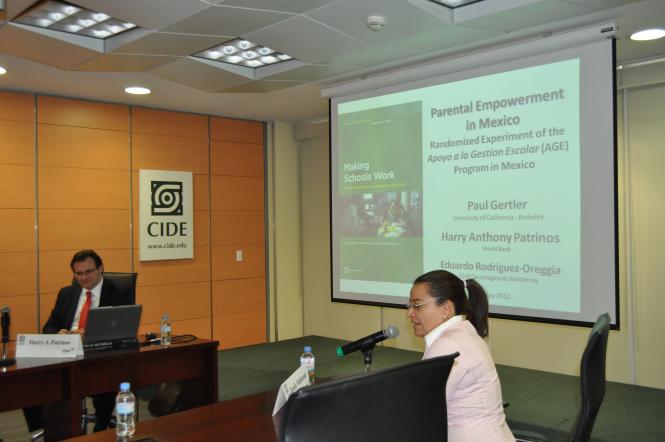 Dr. Harry A. Patrinos y Dra. Claudia Maldonado Trujillo durante el Seminario